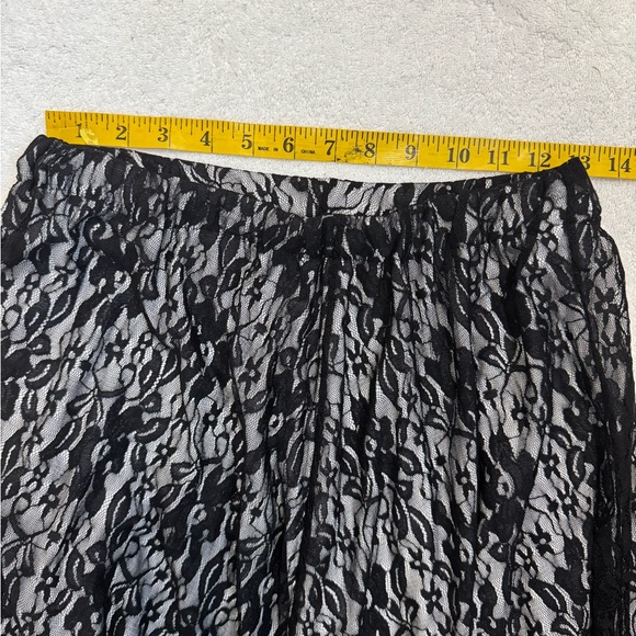 Elegant Black Lace Skirt - Picture 7 of 9